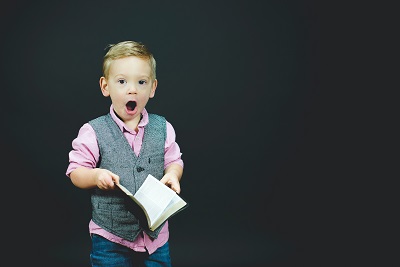 petit garçon avec livre dans les mains